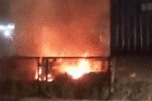 Xe container bốc cháy khi chạy trên đại lộ