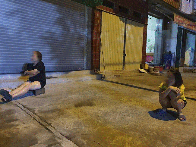 Sợ dịch nhưng vẫn muốn buôn chuyện cho đỡ buồn và đây là cách mà các cô hàng xóm vẫn đang áp dụng mỗi lần tám xuyên lục địa”-3