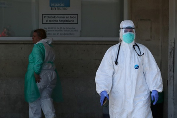 Nơi tâm dịch Covid-19 của Tây Ban Nha: Mỗi tang quyến có 5 phút để tiễn biệt người thân, nghĩa tử chưa bao giờ vội vàng và đau đớn đến thế!-4