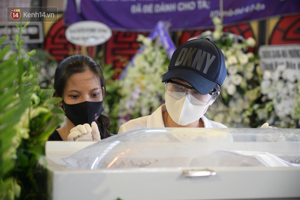 Gia đình đưa tiễn Mai Phương về nơi an nghỉ cuối cùng, giây phút xúc động trong tiếng khóc nghẹn ngào-5