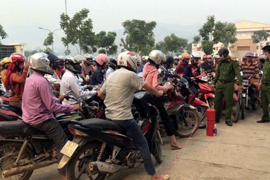Lại thêm cảnh người dân ùn ùn đi mua xăng tích trữ bất chấp dịch Covid-19