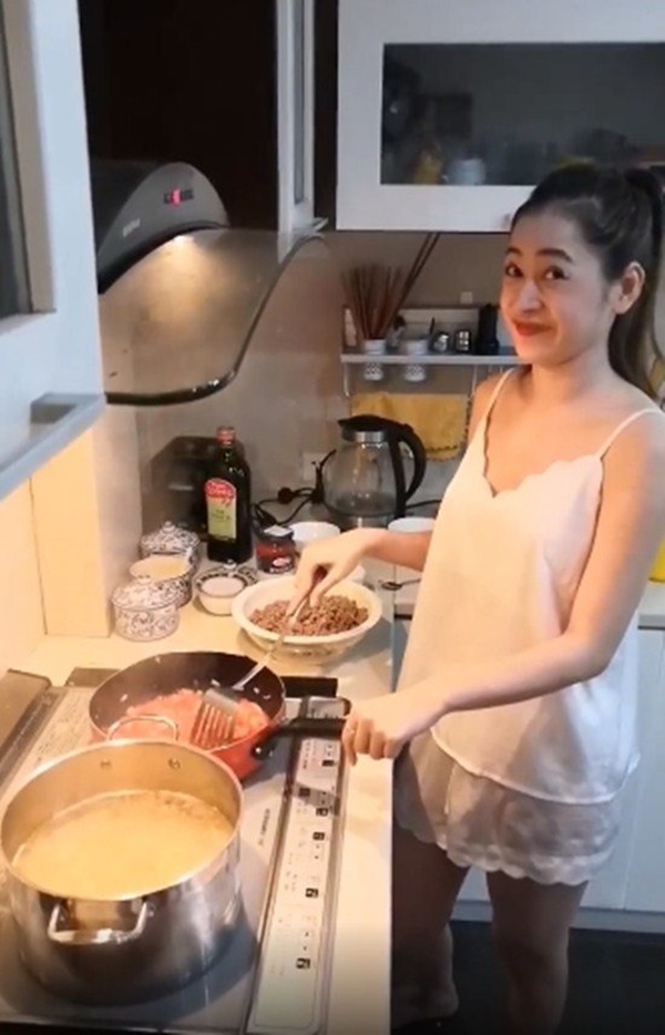 Khoe ảnh con gái vào bếp, mẹ Chi Pu&nbsp;được khen Nhà 2 gái, hái ra tiền-1