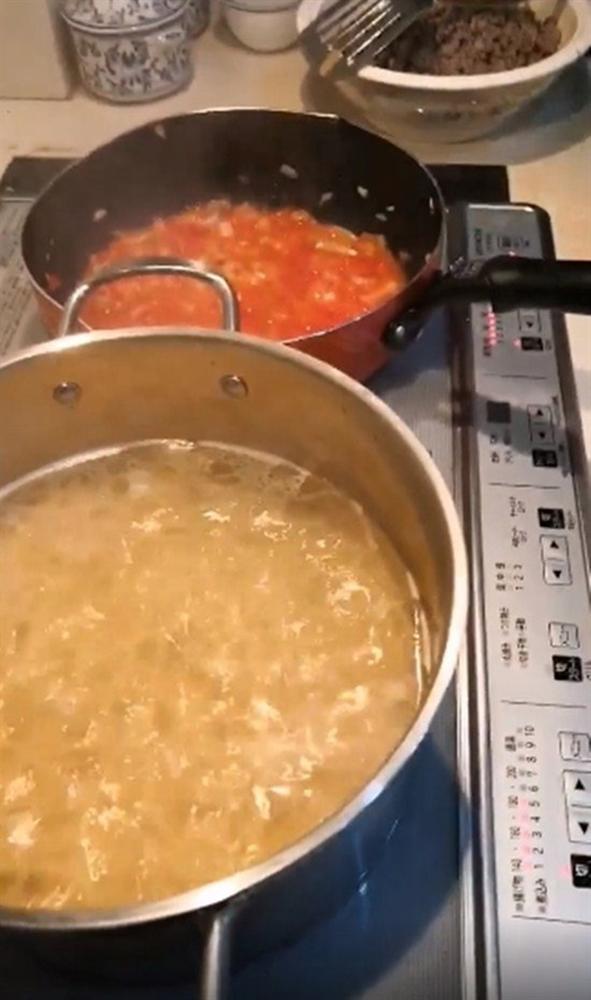 Khoe ảnh con gái vào bếp, mẹ Chi Pu&nbsp;được khen Nhà 2 gái, hái ra tiền-2