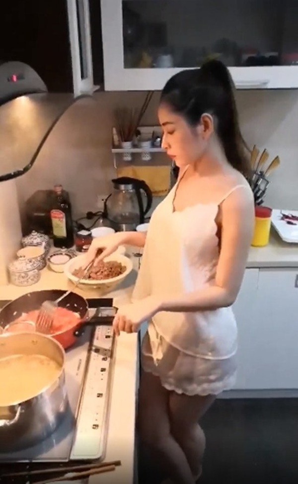 Khoe ảnh con gái vào bếp, mẹ Chi Pu&nbsp;được khen Nhà 2 gái, hái ra tiền-3