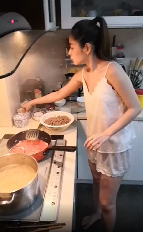 Khoe ảnh con gái vào bếp, mẹ Chi Pu được khen Nhà 2 gái, hái ra tiền-4