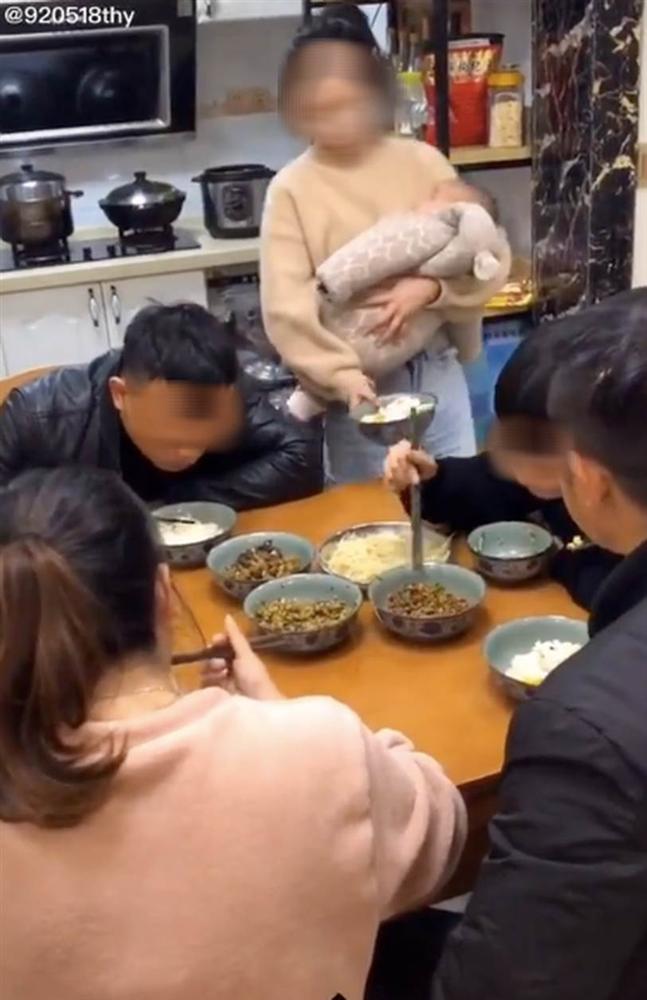 Đoạn clip về bà mẹ siêu nhân vừa ôm con vừa giải quyết núi việc nhà, nhưng lúc xong quay ra ăn cơm thì ai nhìn cũng muốn khóc khiến dân mạng tranh cãi-1