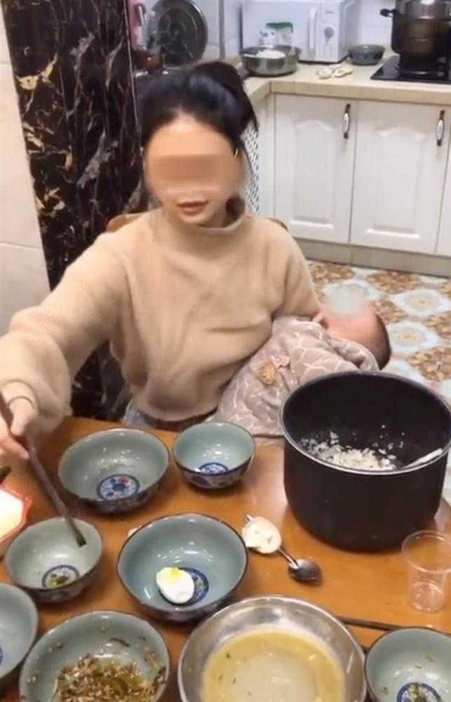 Đoạn clip về bà mẹ siêu nhân vừa ôm con vừa giải quyết núi việc nhà, nhưng lúc xong quay ra ăn cơm thì ai nhìn cũng muốn khóc khiến dân mạng tranh cãi-2