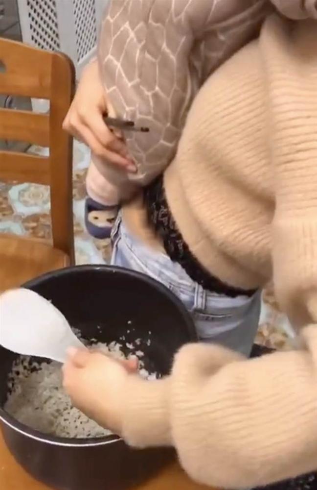 Đoạn clip về bà mẹ siêu nhân vừa ôm con vừa giải quyết núi việc nhà, nhưng lúc xong quay ra ăn cơm thì ai nhìn cũng muốn khóc khiến dân mạng tranh cãi-3