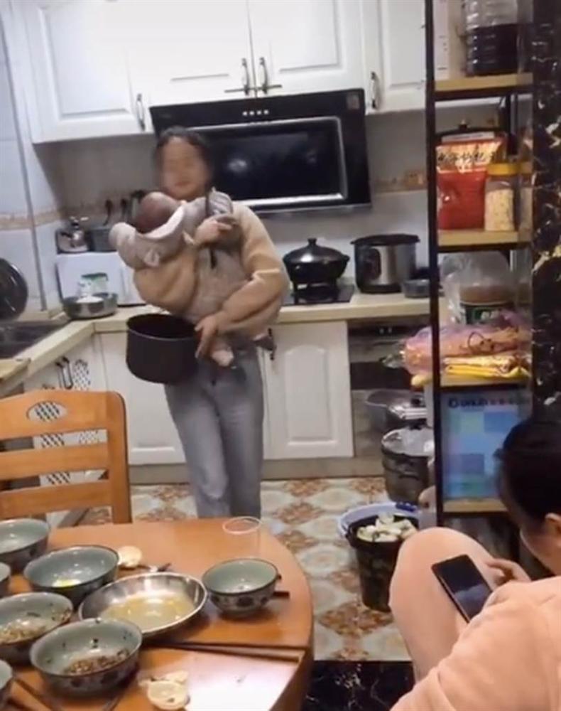 Đoạn clip về bà mẹ siêu nhân vừa ôm con vừa giải quyết núi việc nhà, nhưng lúc xong quay ra ăn cơm thì ai nhìn cũng muốn khóc khiến dân mạng tranh cãi-4