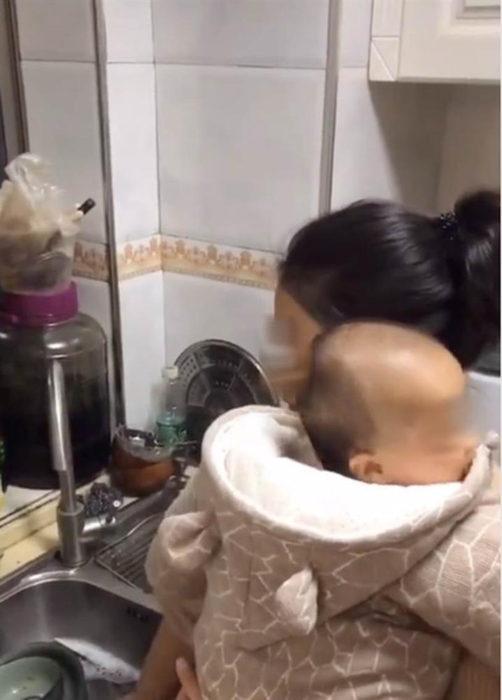 Đoạn clip về bà mẹ siêu nhân vừa ôm con vừa giải quyết núi việc nhà, nhưng lúc xong quay ra ăn cơm thì ai nhìn cũng muốn khóc khiến dân mạng tranh cãi-5