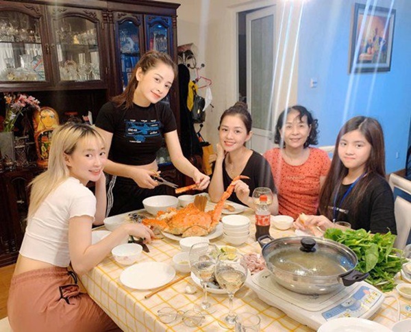 Khoe ảnh con gái vào bếp, mẹ Chi Pu&nbsp;được khen Nhà 2 gái, hái ra tiền-9