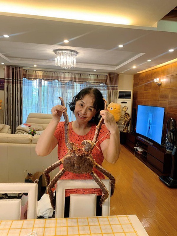 Khoe ảnh con gái vào bếp, mẹ Chi Pu&nbsp;được khen Nhà 2 gái, hái ra tiền-10