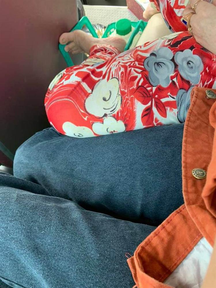 Có lòng tốt cho vị khách nữ ngồi miễn phí 1 ghế của mình, nhưng hành động sau đó của người khách này khiến cô gái vô cùng hốt hoảng-1