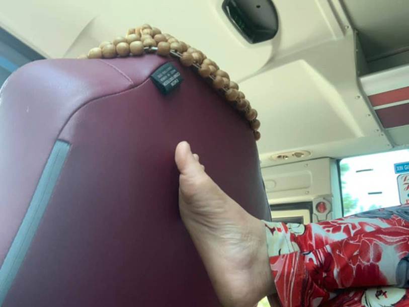 Có lòng tốt cho vị khách nữ ngồi miễn phí 1 ghế của mình, nhưng hành động sau đó của người khách này khiến cô gái vô cùng hốt hoảng-2