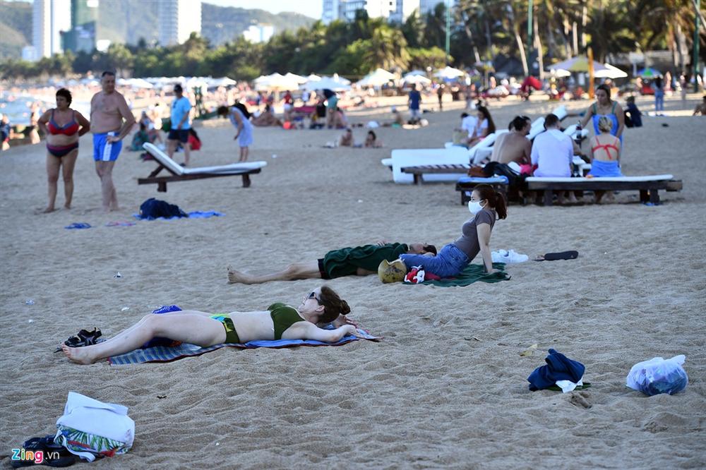 Hàng nghìn người tắm biển Nha Trang giữa cao điểm dịch-3