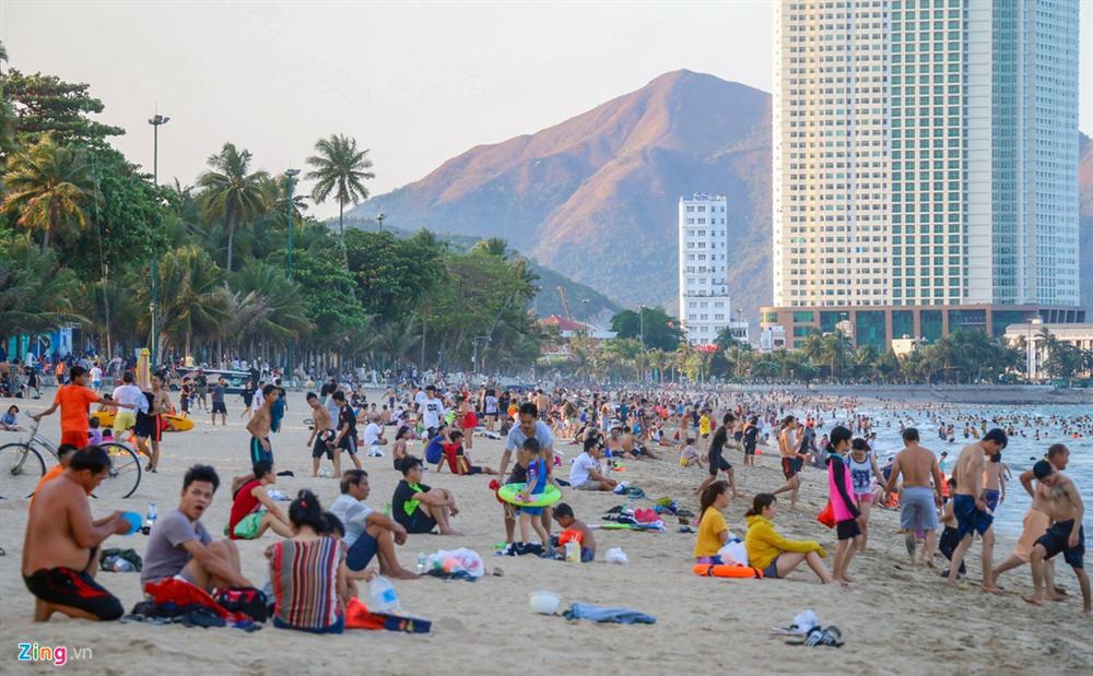 Hàng nghìn người tắm biển Nha Trang giữa cao điểm dịch-4