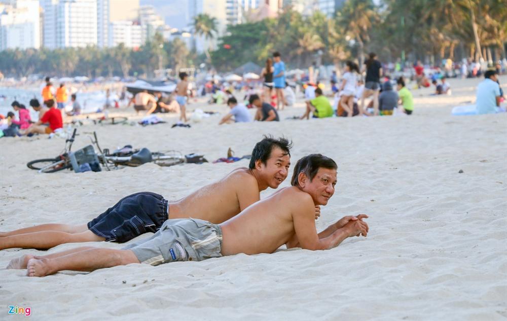 Hàng nghìn người tắm biển Nha Trang giữa cao điểm dịch-5