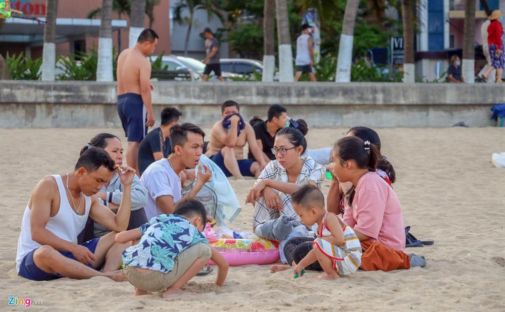 Hàng nghìn người tắm biển Nha Trang giữa cao điểm dịch-6