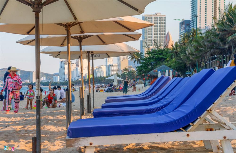 Hàng nghìn người tắm biển Nha Trang giữa cao điểm dịch-7