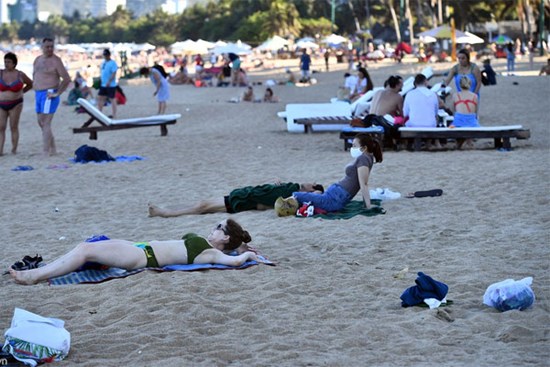 Hàng nghìn người tắm biển Nha Trang giữa cao điểm dịch