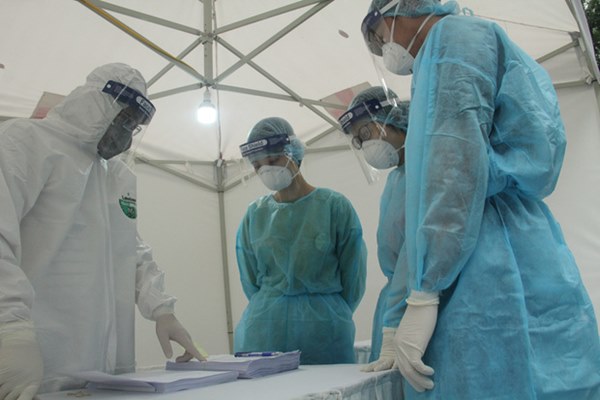 Hà Nội bắt đầu đón bệnh nhân làm xét nghiệm nhanh COVID-19, cho kết quả trong 10 phút-10