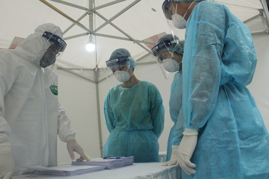 Hà Nội bắt đầu đón bệnh nhân làm xét nghiệm nhanh COVID-19, cho kết quả trong 10 phút