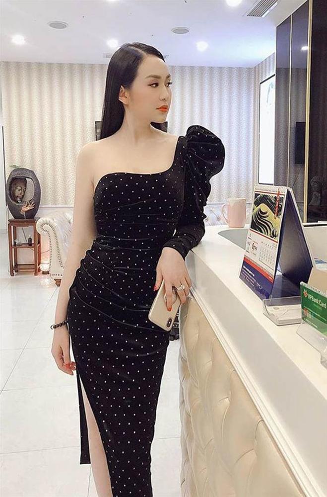 Quen gợi cảm, sang trọng, bà xã Tuấn Hưng diện đồ thể thao trông trẻ trung hơn hẳn-1