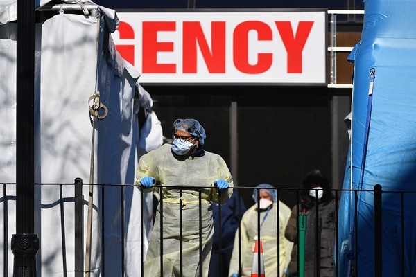 Mỹ: Số người nhiễm Covid-19 vượt 160.000, số ca tử vong trong ngày tăng kỷ lục, hàng loạt bang yêu cầu người dân ở trong nhà-1