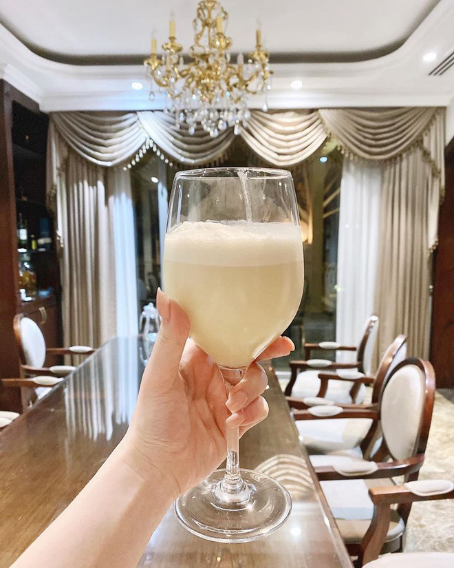 Bảo Thy khoe hoạt động tăng cường sức khoẻ mùa dịch, nhưng dân tình chỉ dán mắt vào toà lâu đài nhà chồng phía sau-3