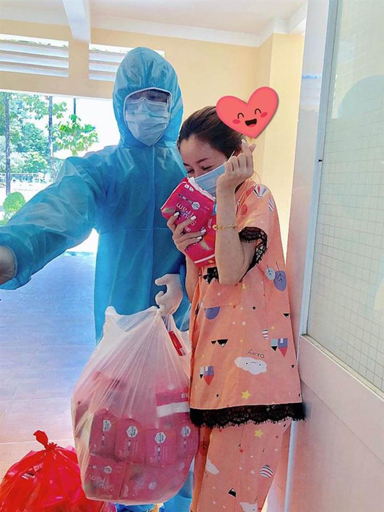 Xôn xao hình ảnh anh bộ đội mua băng vệ sinh cho chị em trong khu cách ly khiến dân mạng thích thú-1