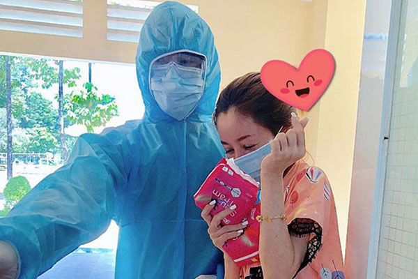 Hình ảnh anh lính đội mưa, khệ nệ bê thùng xốp tiếp tế lương thực cho người dân ở khu cách ly khiến ai nấy đều ấm lòng-3