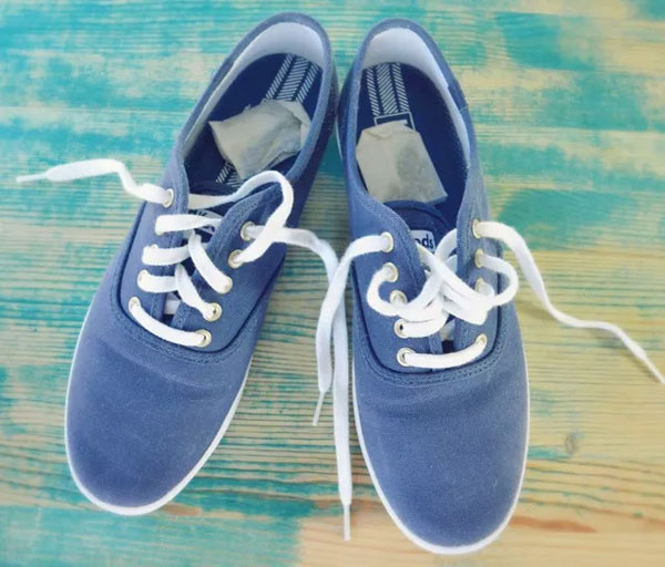 Giày hôi khiến bạn mất tự tin,&nbsp;xử lý đơn giản nhờ những thứ&nbsp;có sẵn trong nhà-1