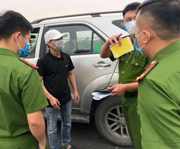 Tài xế ngụy trang xe chở người thân để chở khách từ Hà Nội về Quảng Ninh-1