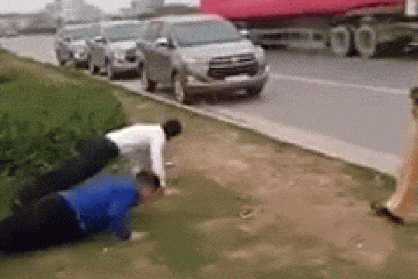 Bị nhắc đeo khẩu trang phòng Covid-19, nam thanh niên lao vào đấm túi bụi nhân viên bệnh viện-2