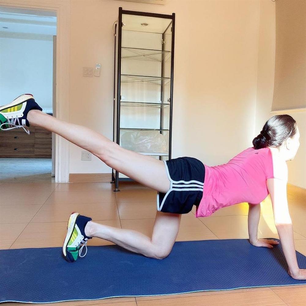 Phượng Chanel để lộ cả vòng 3 khi tập thể dục tại nhà mùa dịch-4