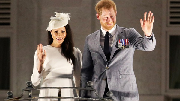 Vợ chồng Meghan Markle nói lời chào tạm biệt trước khi chính thức rời khỏi hoàng gia nhưng lại có hành động gây khó hiểu-2