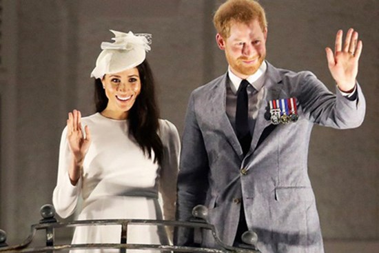 Vợ chồng Meghan Markle nói lời chào tạm biệt trước khi chính thức rời khỏi hoàng gia nhưng lại có hành động gây khó hiểu