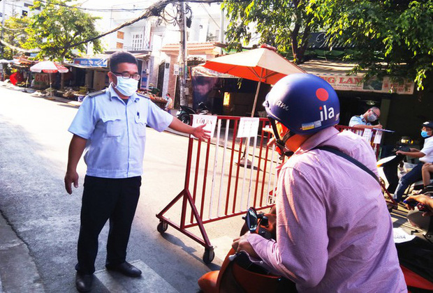 TP.HCM kiểm soát từng người vào chợ dân sinh-2