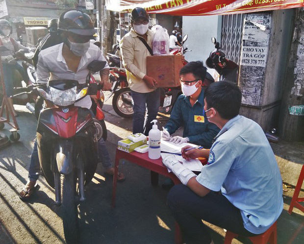 TP.HCM kiểm soát từng người vào chợ dân sinh-5