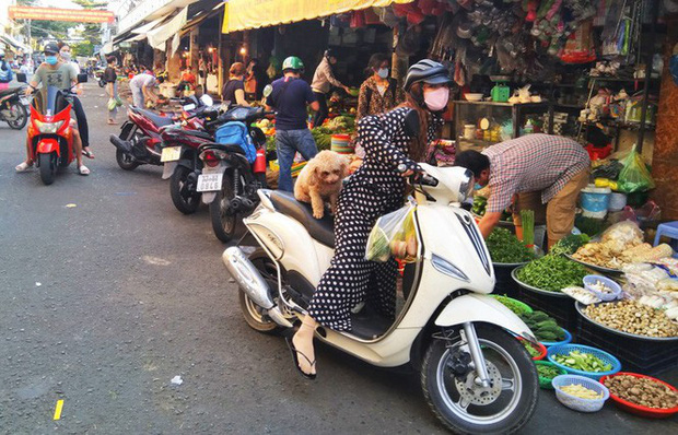 TP.HCM kiểm soát từng người vào chợ dân sinh-7