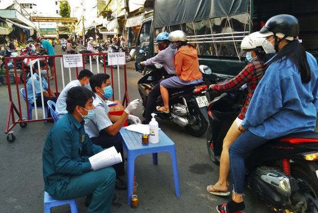 TP.HCM kiểm soát từng người vào chợ dân sinh-9