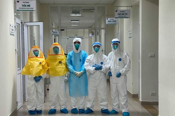 Clip nữ du học sinh bị bắt lại khi trốn cách ly-1