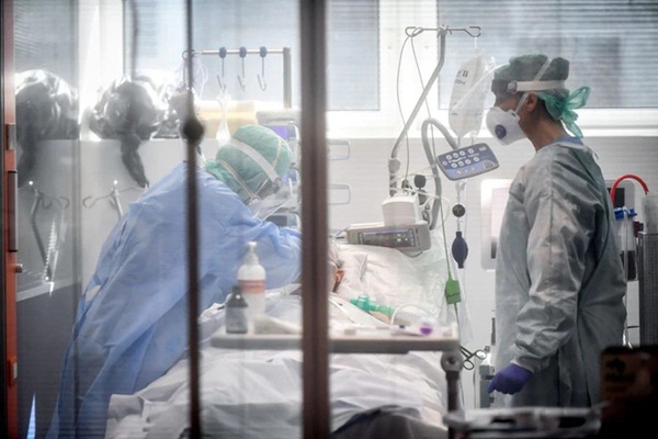 Nỗi niềm y bác sĩ Mỹ ở tuyến đầu chống dịch Covid-19: Thấy bệnh nhân nghẹt thở trong vài phút, dù bận rộn vẫn cố siết chặt tay tiễn họ ra đi-3
