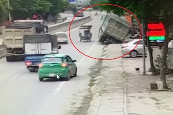 30 tấn kính trên xe tải rơi xuống đè bẹp chiếc ôtô-1