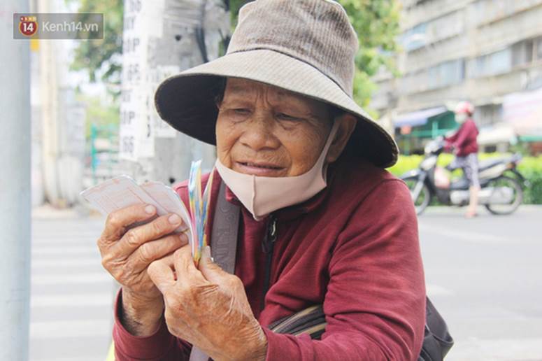 Chuyện từ những tấm vé số cuối cùng trước giờ cách ly toàn xã hội ở Sài Gòn: Mai dừng rồi, ngoại ở nhà không đi bán nữa mà gạo cũng hết rồi-1