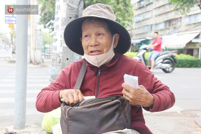 Chuyện từ những tấm vé số cuối cùng trước giờ cách ly toàn xã hội ở Sài Gòn: Mai dừng rồi, ngoại ở nhà không đi bán nữa mà gạo cũng hết rồi-4