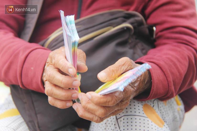 Chuyện từ những tấm vé số cuối cùng trước giờ cách ly toàn xã hội ở Sài Gòn: Mai dừng rồi, ngoại ở nhà không đi bán nữa mà gạo cũng hết rồi-5