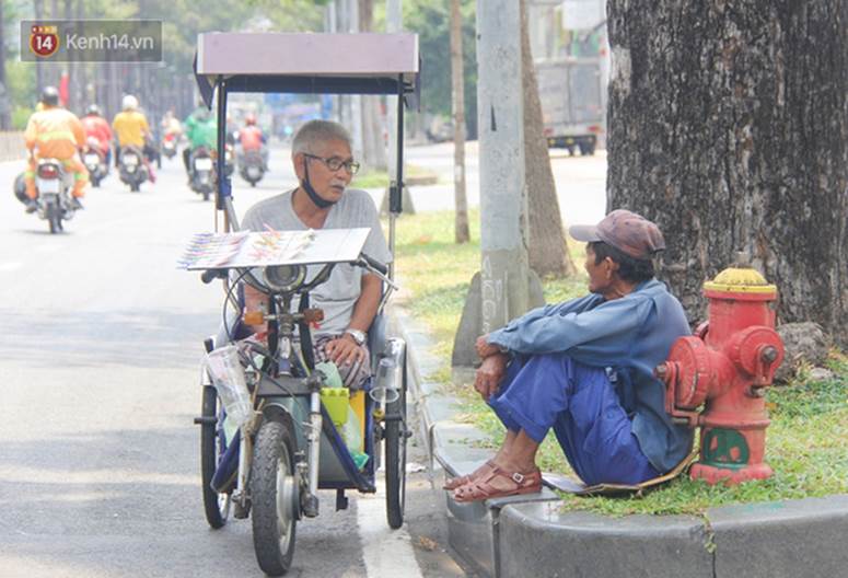Chuyện từ những tấm vé số cuối cùng trước giờ cách ly toàn xã hội ở Sài Gòn: Mai dừng rồi, ngoại ở nhà không đi bán nữa mà gạo cũng hết rồi-7