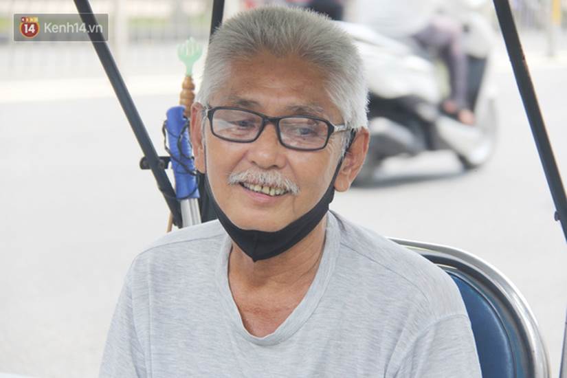 Chuyện từ những tấm vé số cuối cùng trước giờ cách ly toàn xã hội ở Sài Gòn: Mai dừng rồi, ngoại ở nhà không đi bán nữa mà gạo cũng hết rồi-8