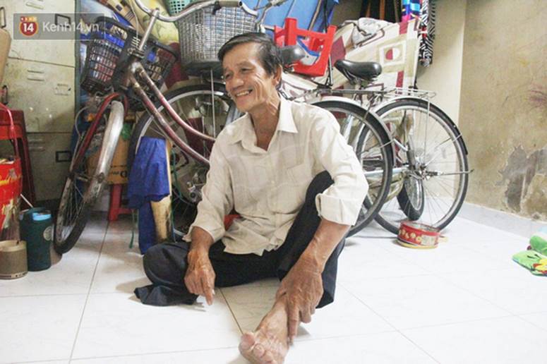 Chuyện từ những tấm vé số cuối cùng trước giờ cách ly toàn xã hội ở Sài Gòn: Mai dừng rồi, ngoại ở nhà không đi bán nữa mà gạo cũng hết rồi-13